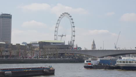 Blick-Vom-Boot-Auf-Die-Themse,-Die-Sich-Der-Waterloo-Brücke-Nähert,-Mit-Südufer-Und-London-Eye-2